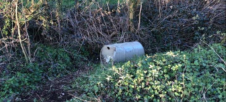 Illegale Entsorgung auf Feldweg - wer weiß was dazu?