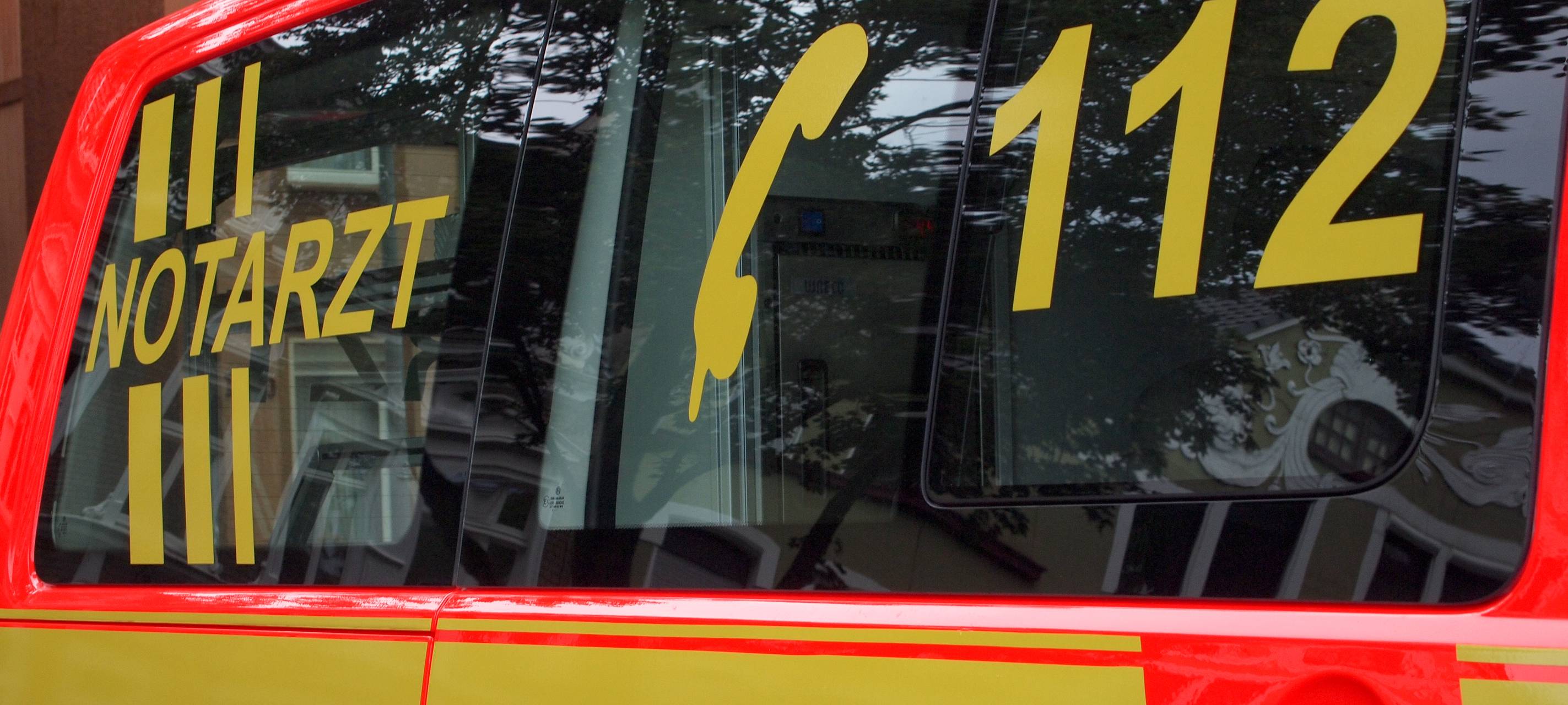 Unfall: Kind stürzt aus Fenster im 2. Stock