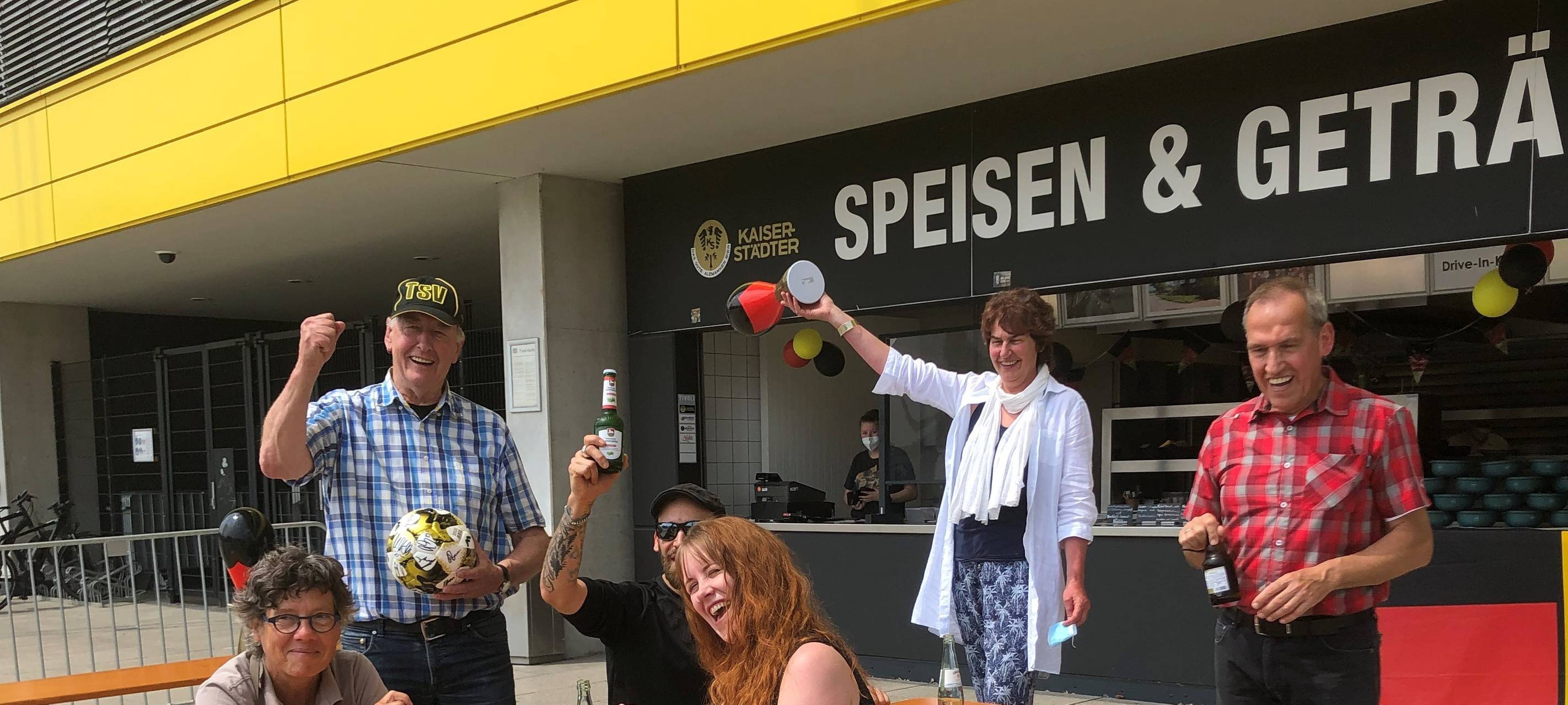 Kleines Public Viewing am Tivoli