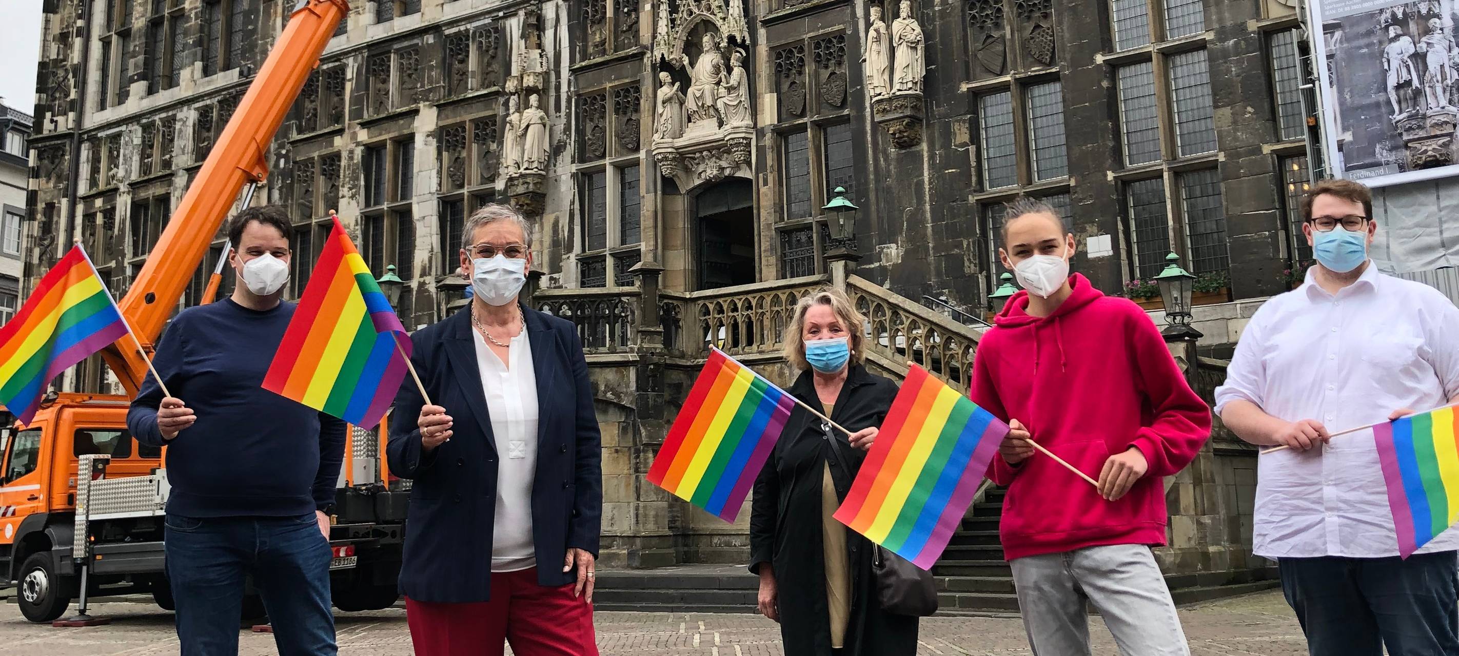 Regenbogenflagge am Aachener Rathaus