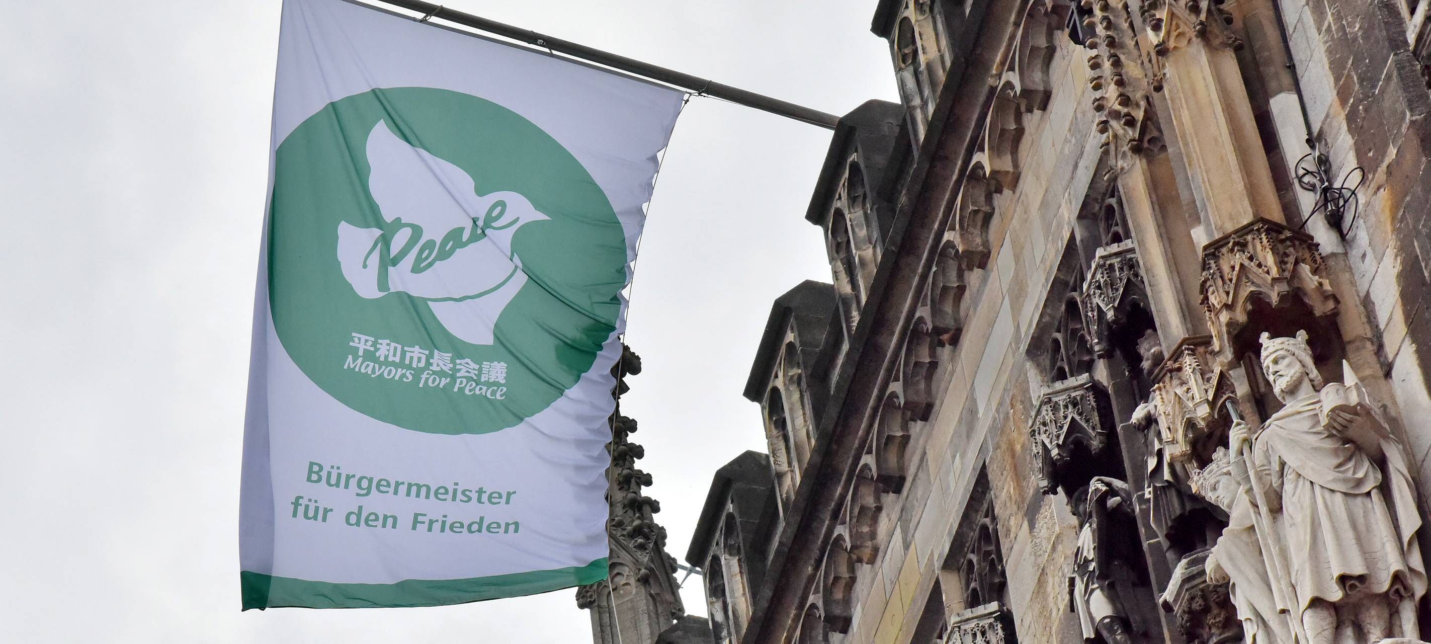 Mayors for Peace: Grüne Friedensflagge am Rathaus