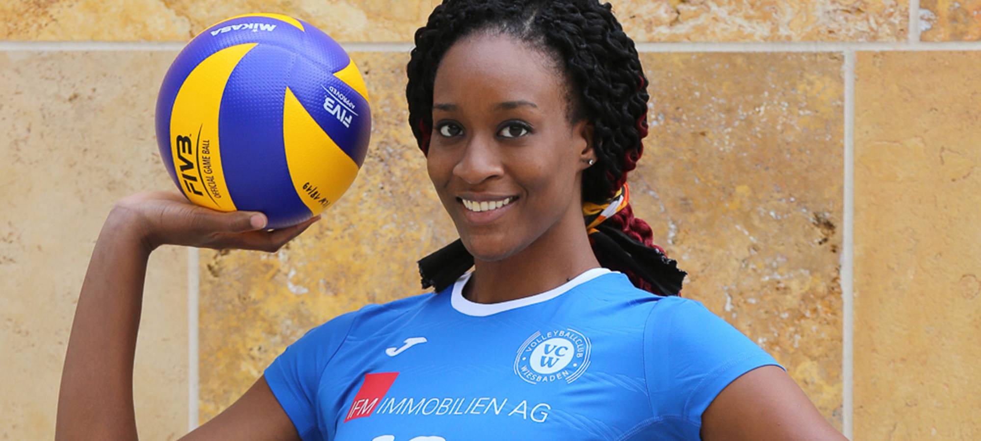 Neue Lady in Black: Alexis Mathews (30)