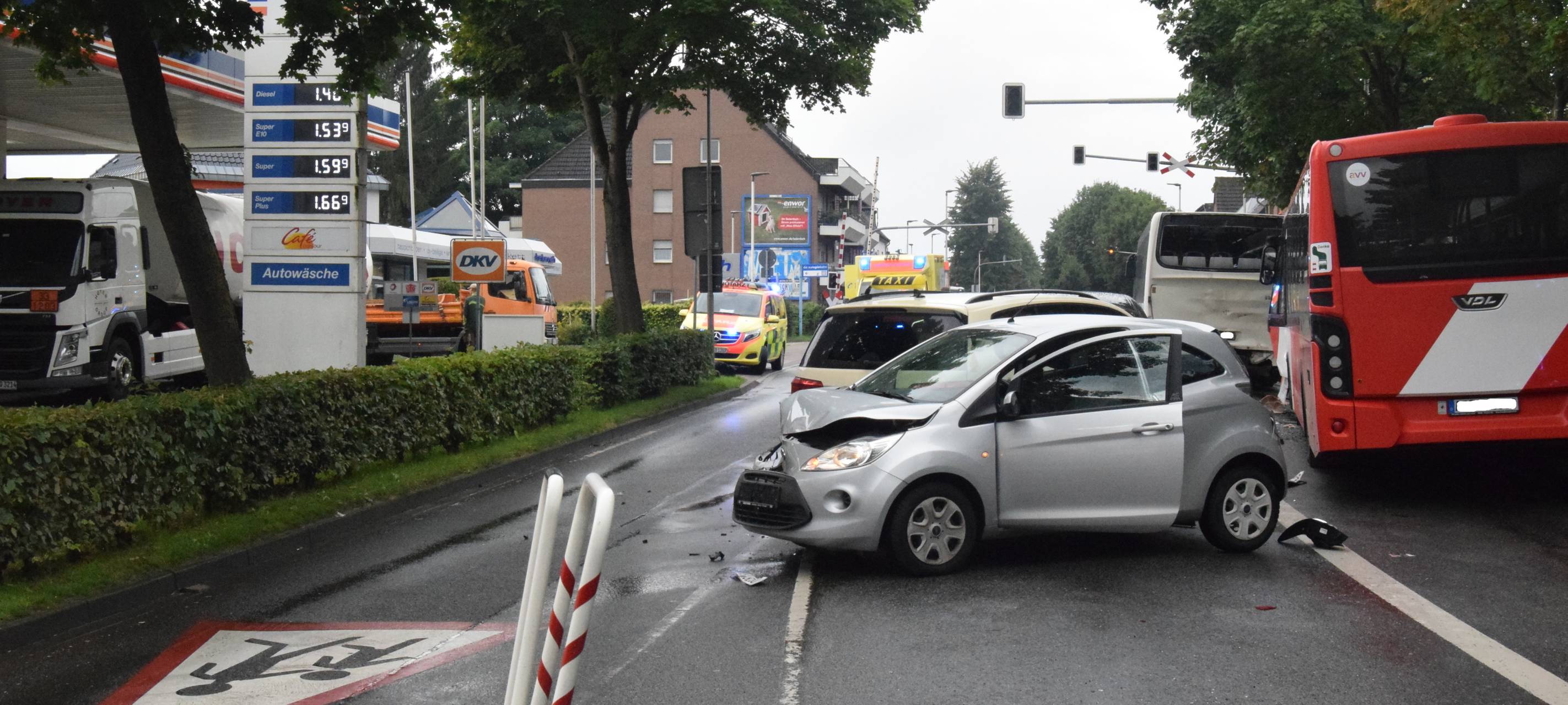 Unfall mit zwei Bussen und drei PKW