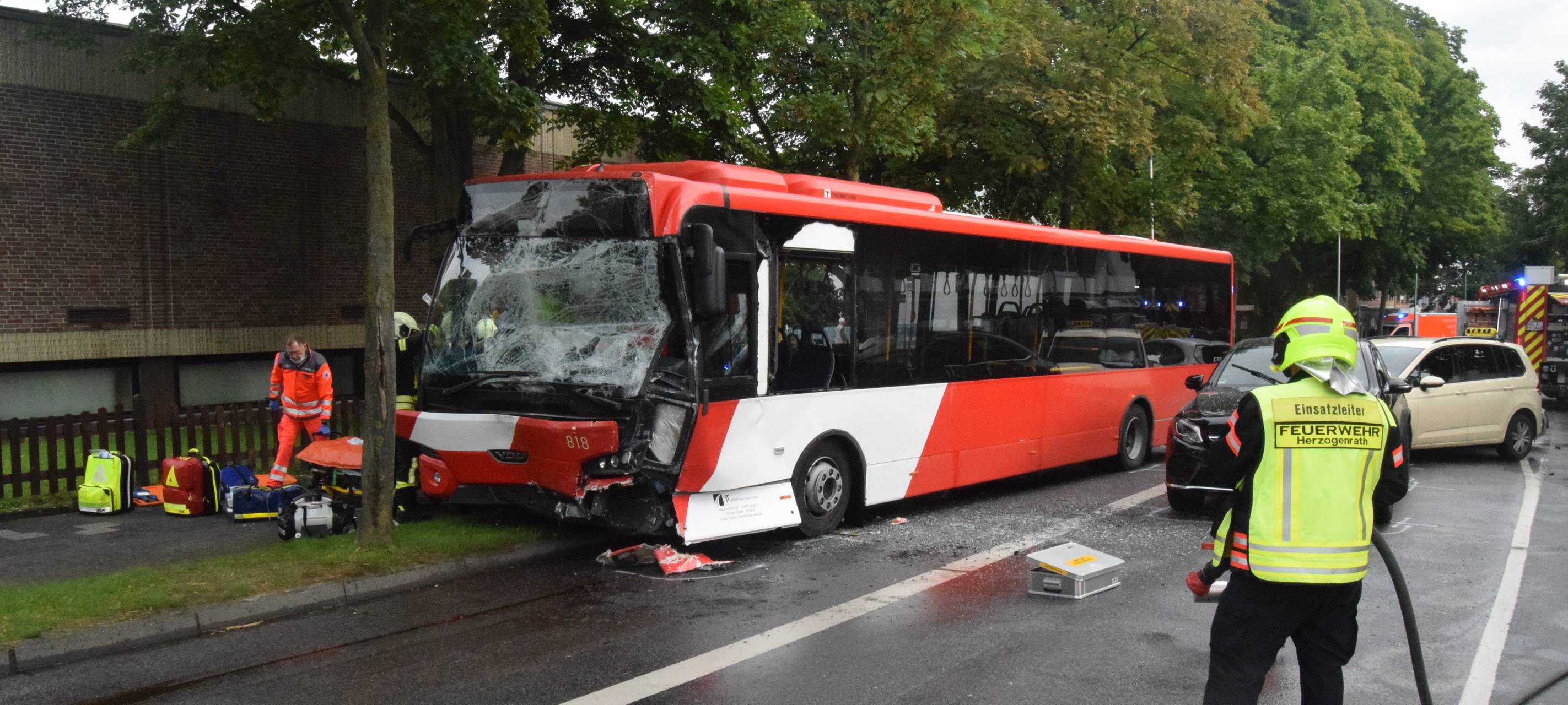 Unfall mit zwei Bussen und drei PKW