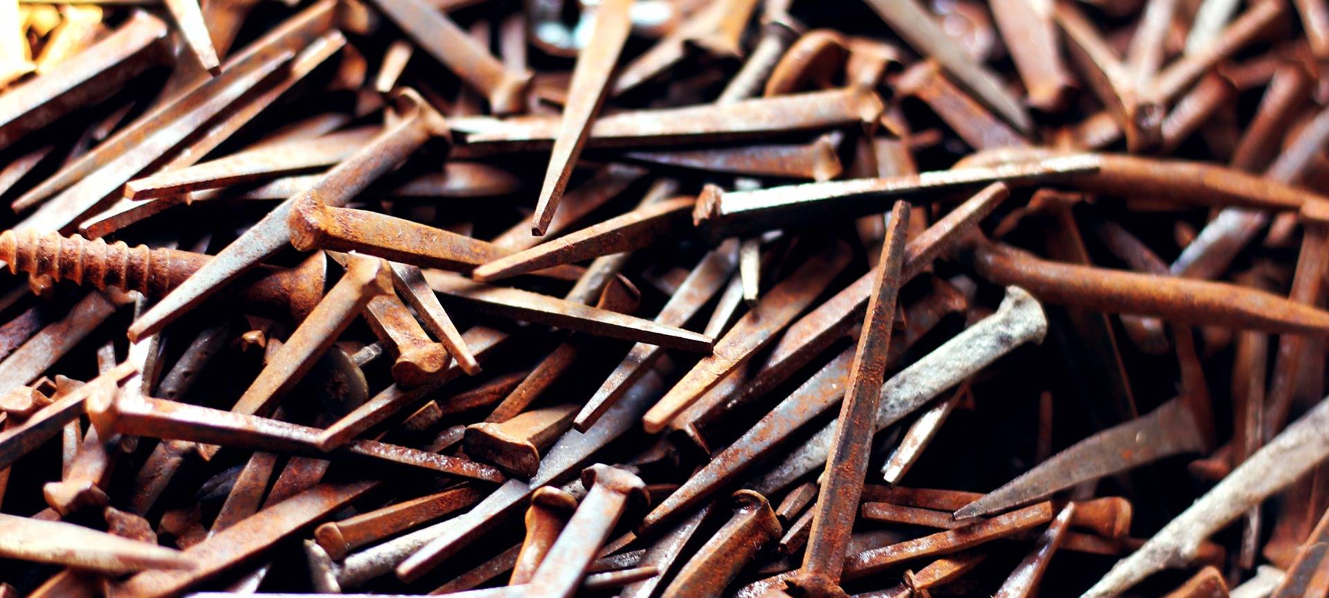 Nägel, Klingen und Co. auf Straße