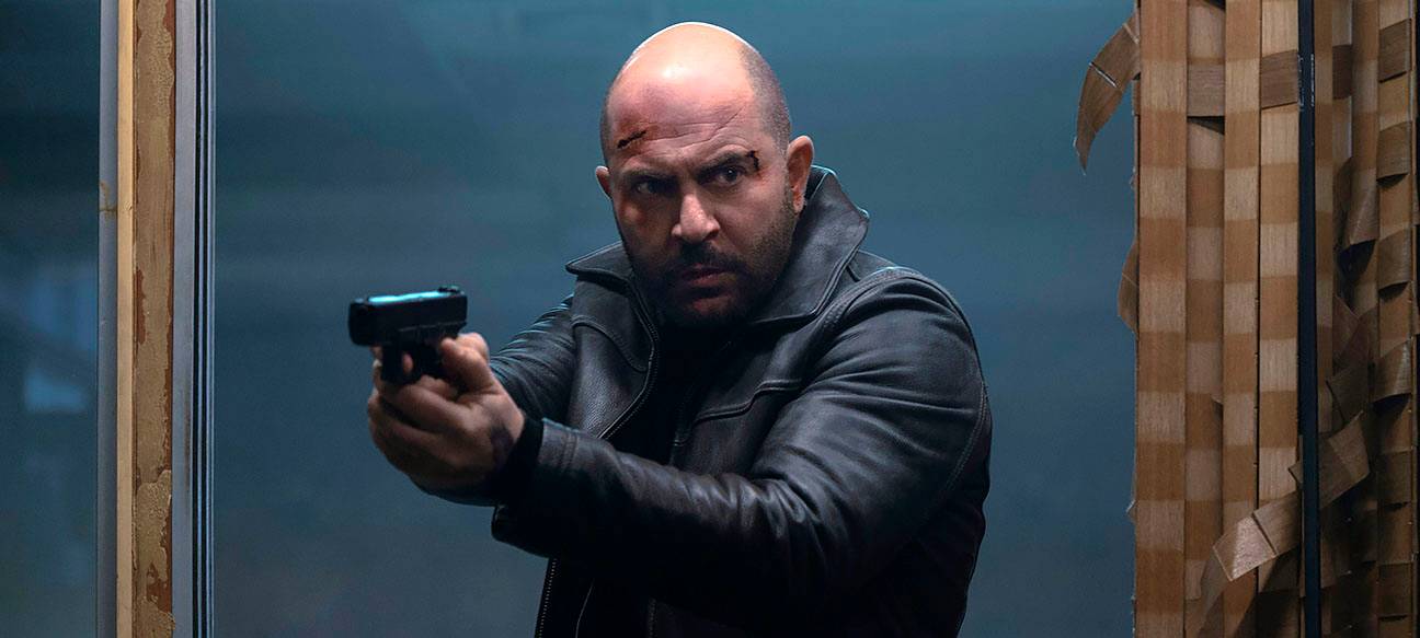 Segev und seine Waffe.