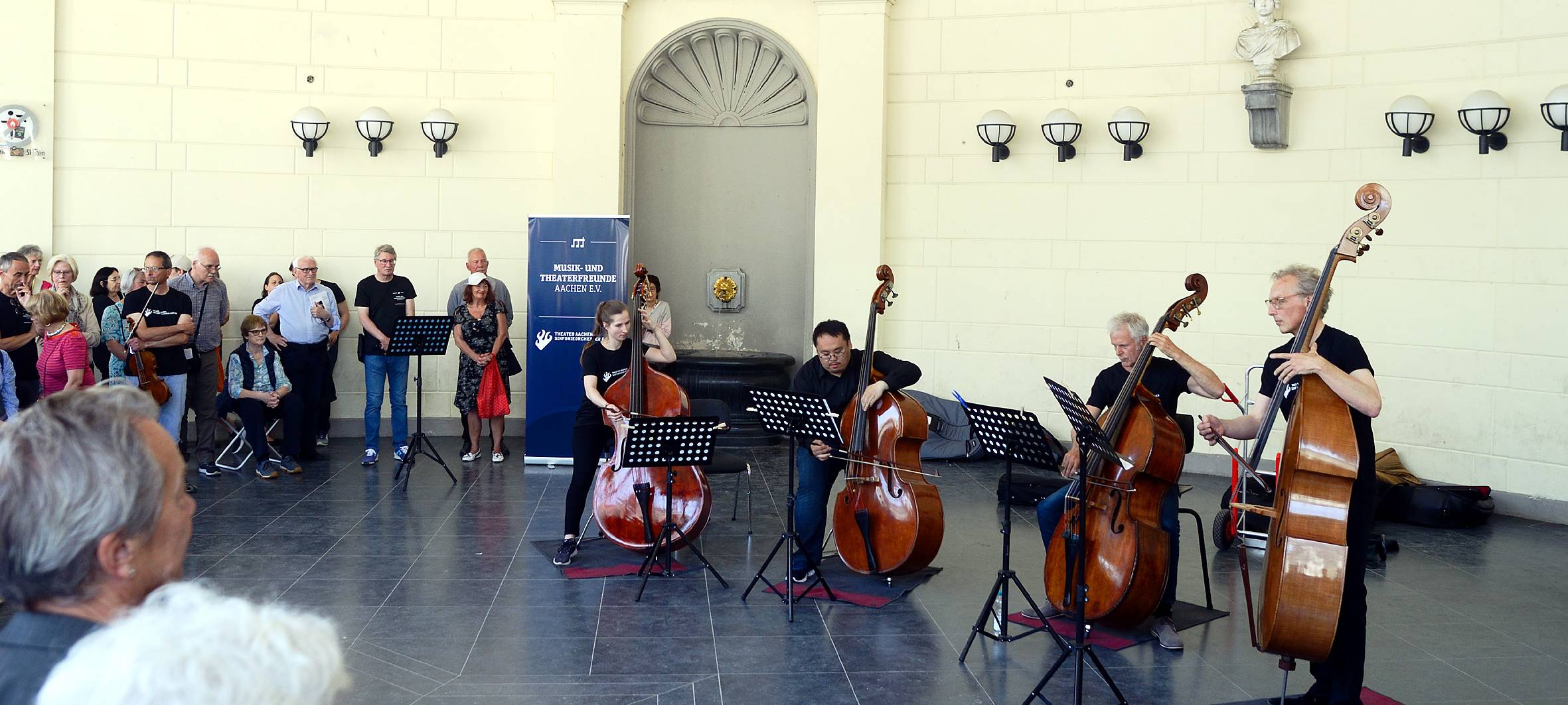 Sinfonieorchester spielt in der Aachener Innenstadt