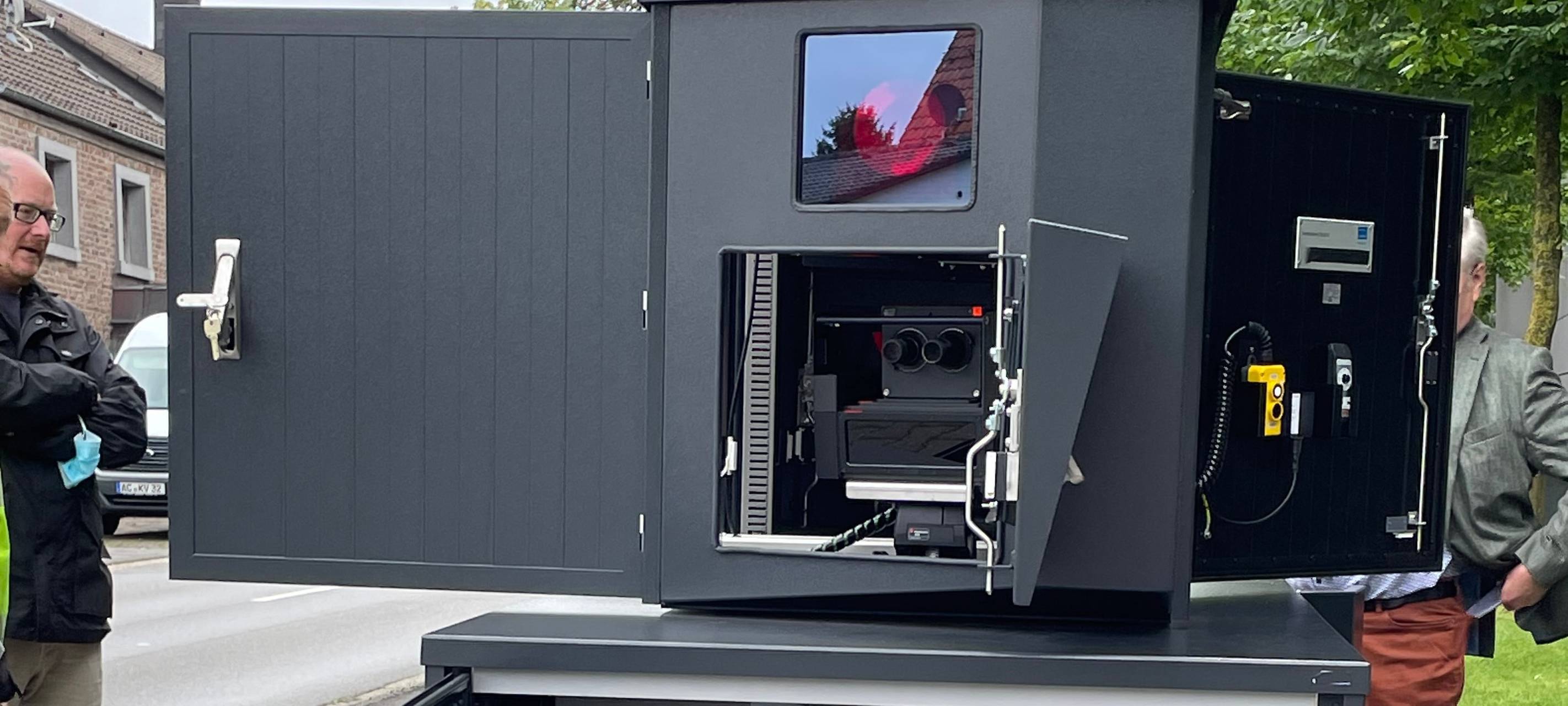 Blitzer beklebt und beschmiert