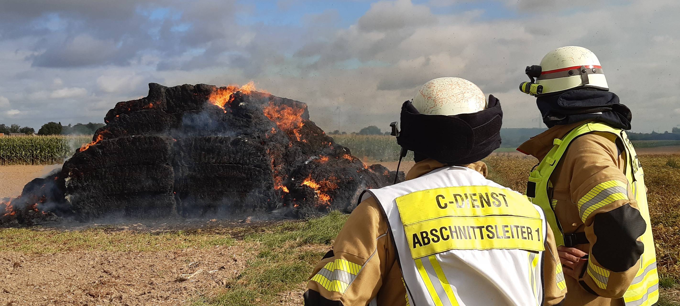 Rund 100 Strohballen ausgebrannt