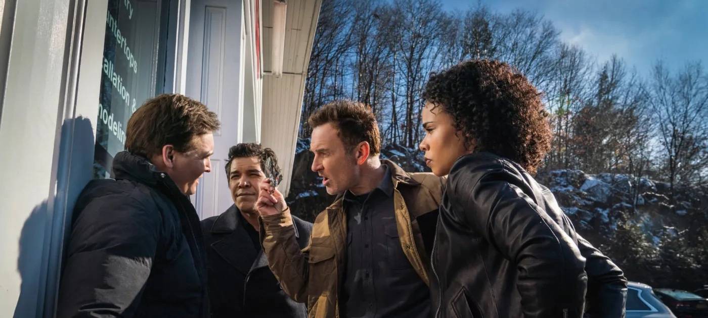 LaCroix und seine Truppe vernimmt einen Verdächtigen.