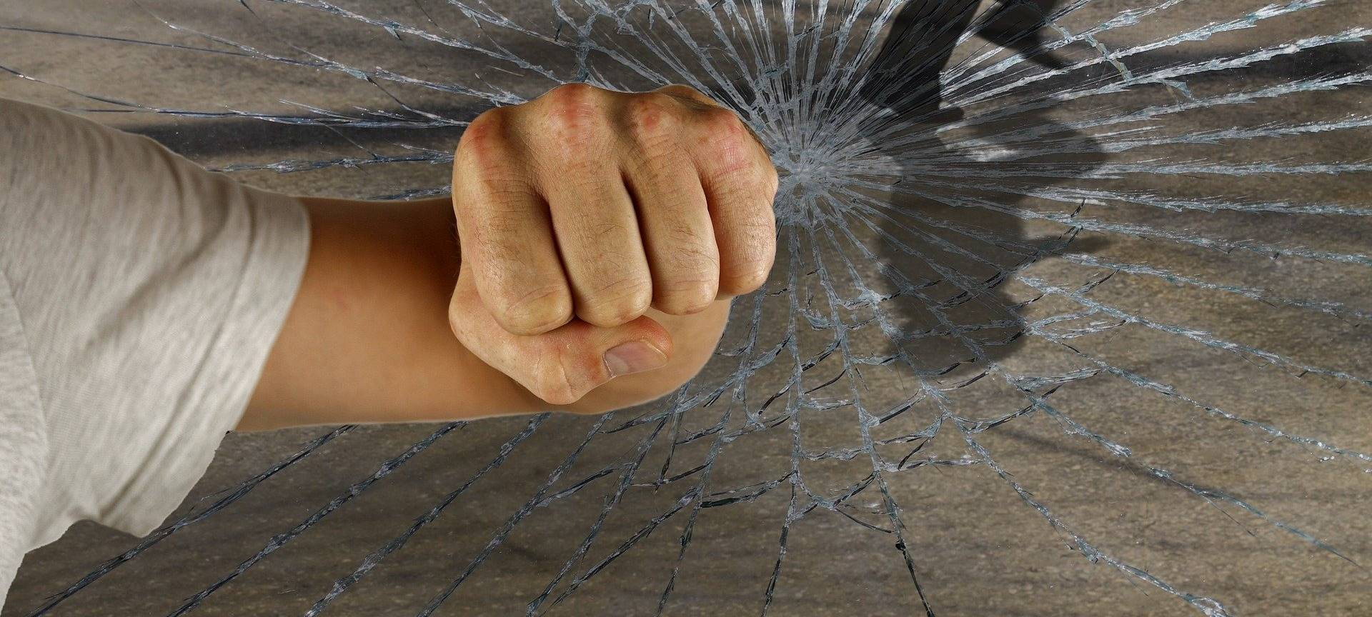 Zeugen gesucht: Einbrüche und bewaffneter Raub