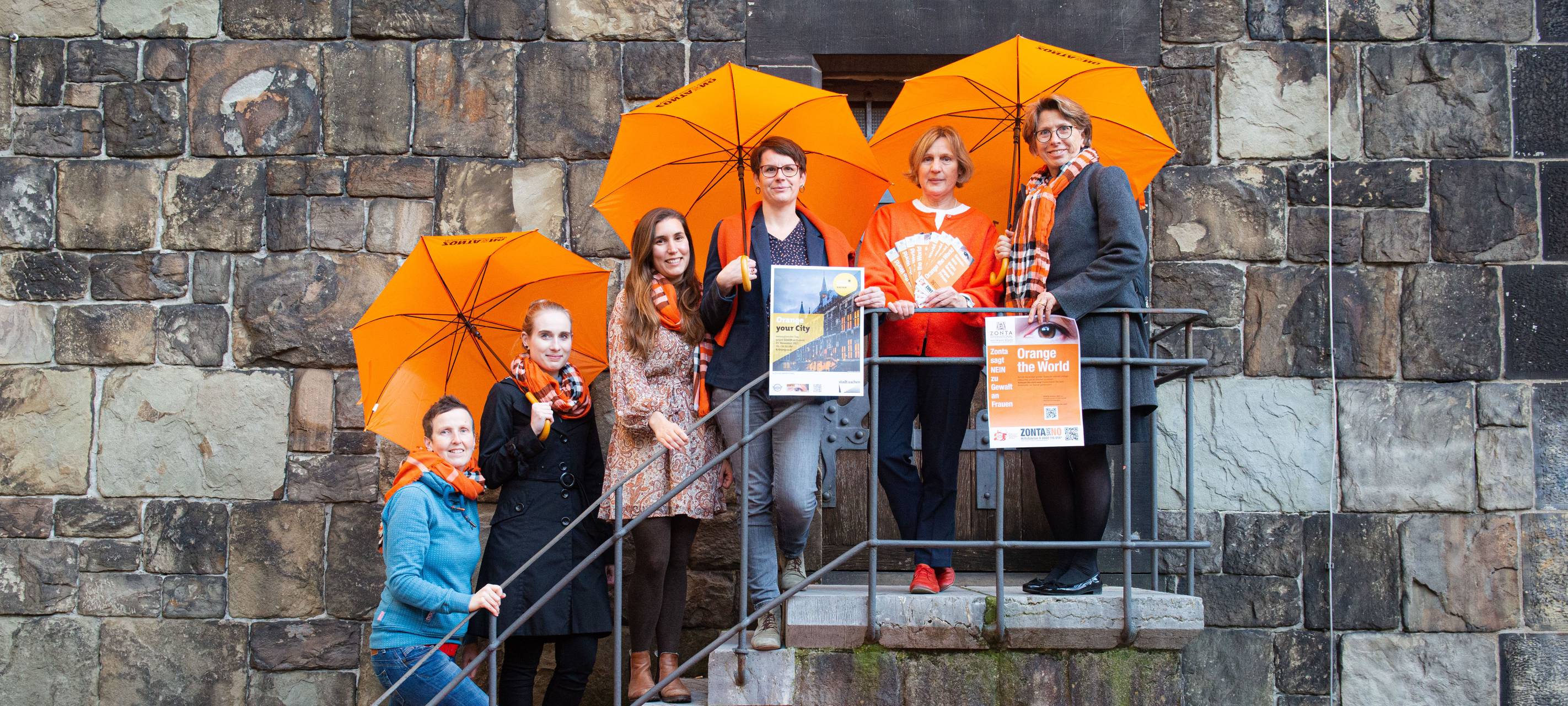 Aktionstag gegen Gewalt an Frauen - Gebäude erstrahlen orange