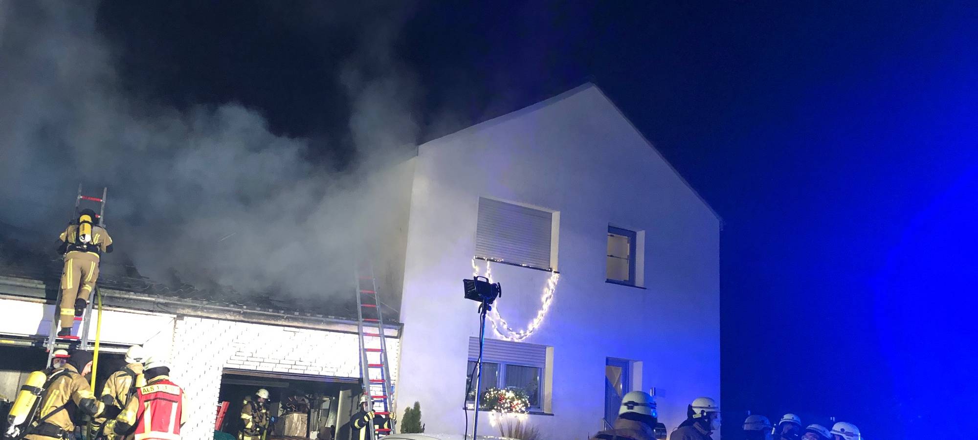 Brand in Gartenpavillon sorgt für Großeinsatz der Feuerwehr