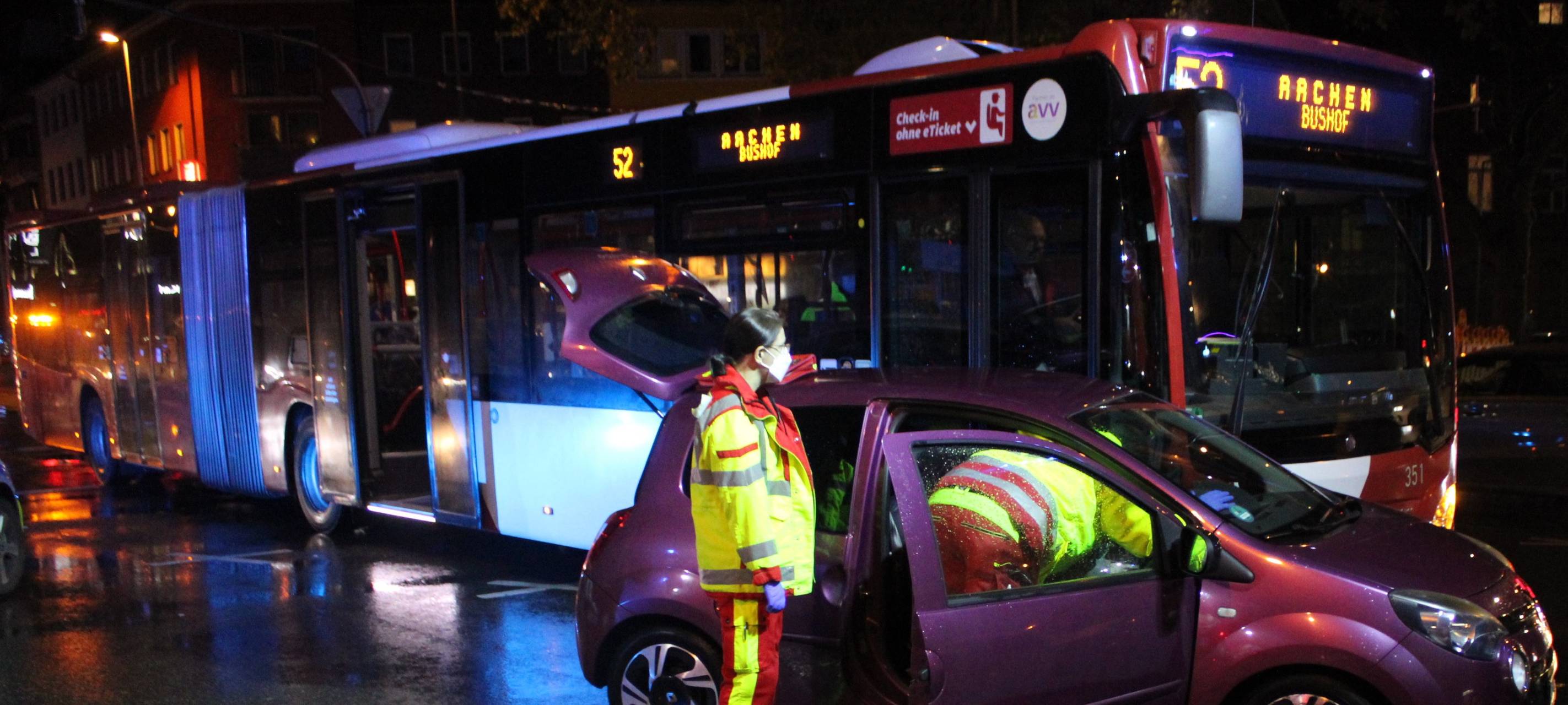 Auto kollidiert mit Bus am Hansemannplatz