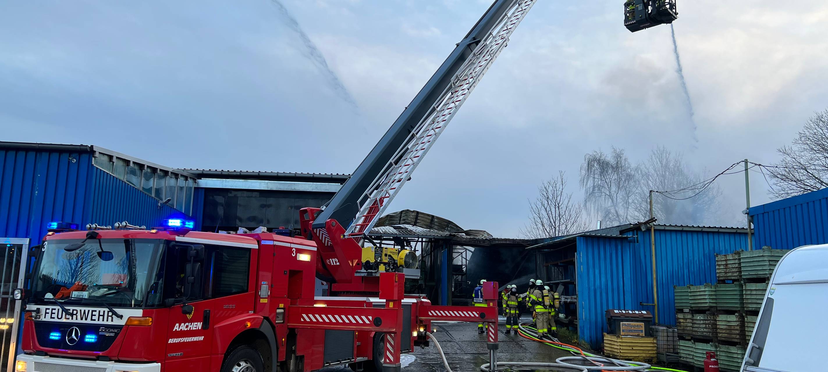Feuer in Lagerhalle in Aachen-Richterich