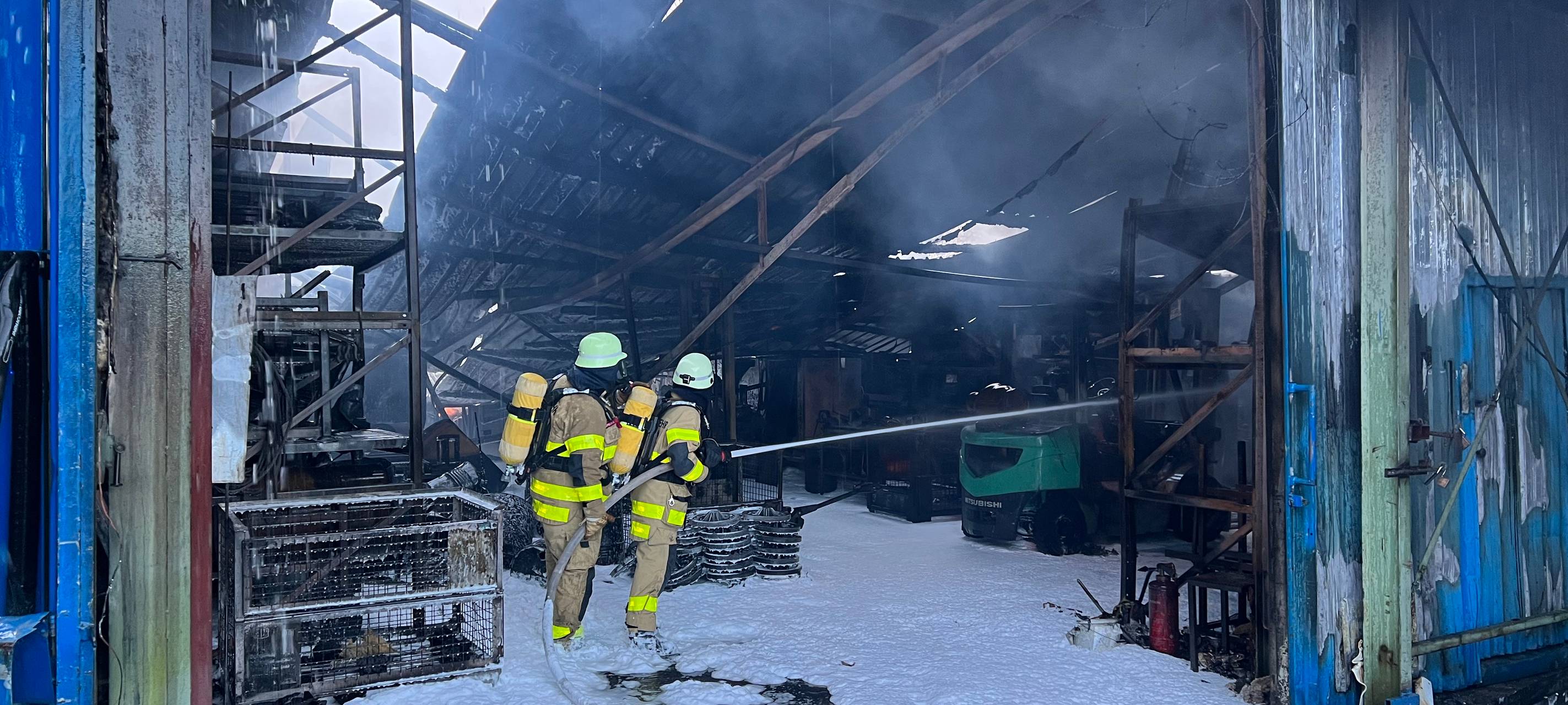Feuer in Lagerhalle in Aachen-Richterich
