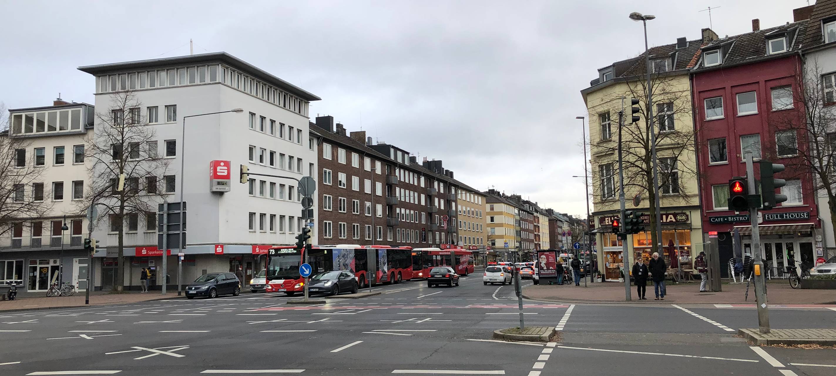 Bus stößt fast mit Fußgänger zusammen
