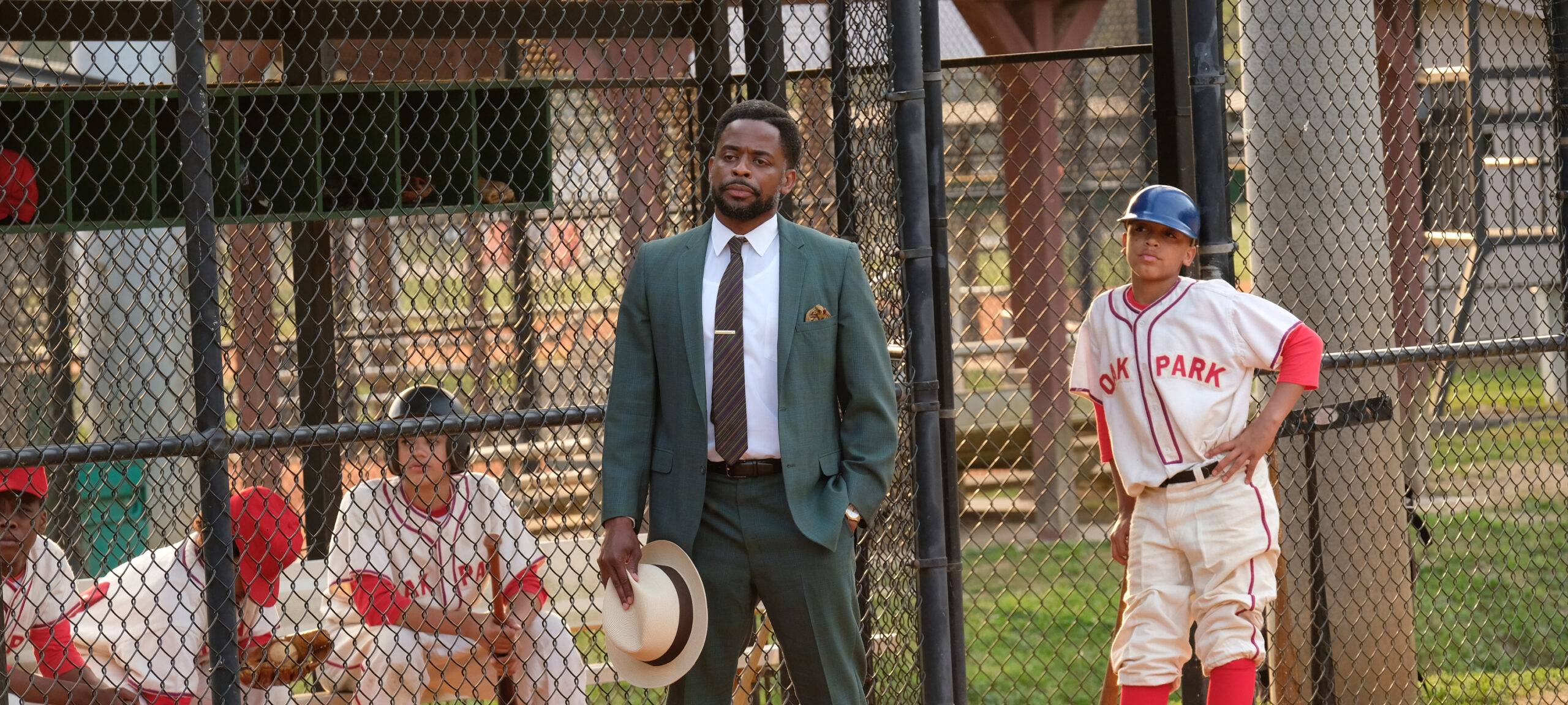 Deans Vater schaut beim Baseball zu.