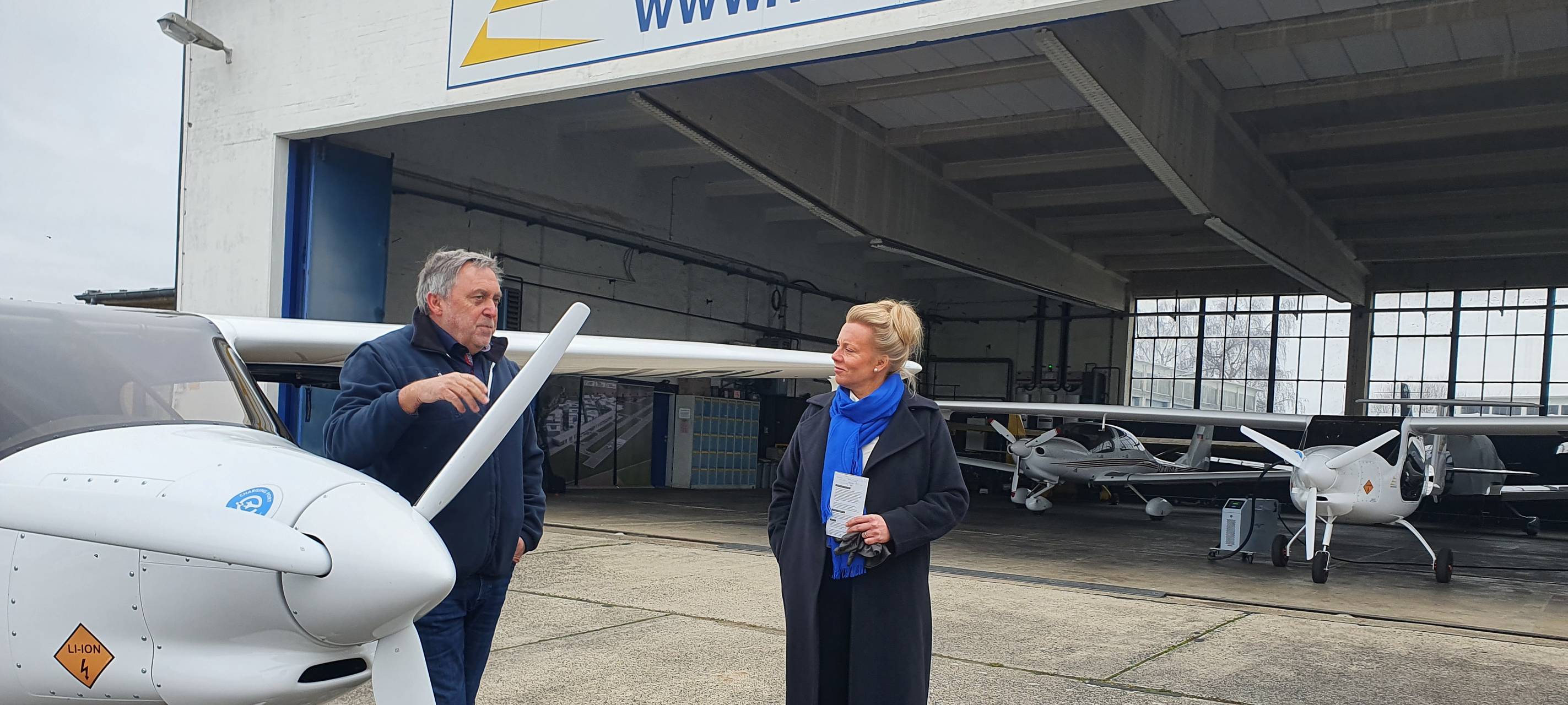 Brandes informiert sich über E-Fliegen in Merzbrück