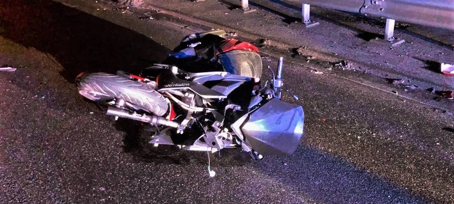 Gestürzter Rollerfahrer von Auto erfasst