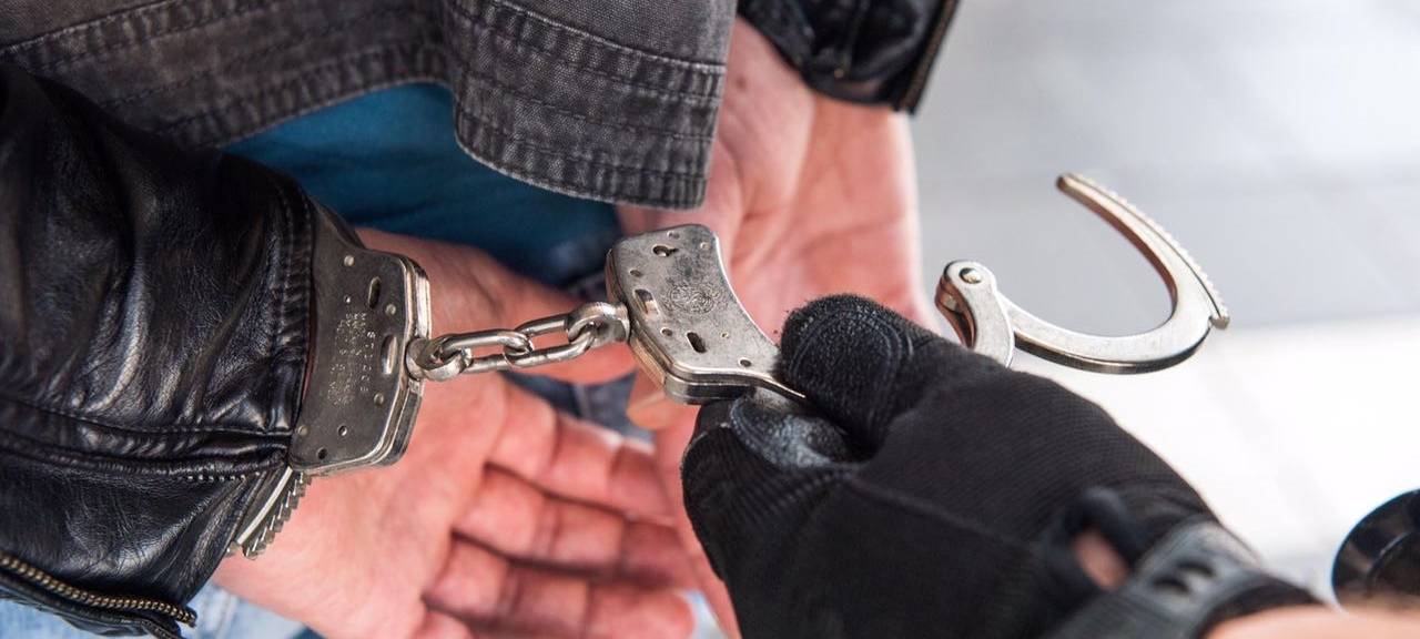 Beim Flüchten gestürzt: Bundespolizei verhaftet Mann mit sechs offenen Haftbefehlen