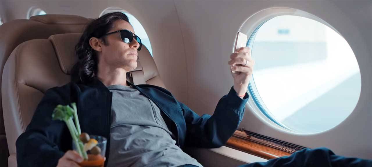 Adam im Flieger.
