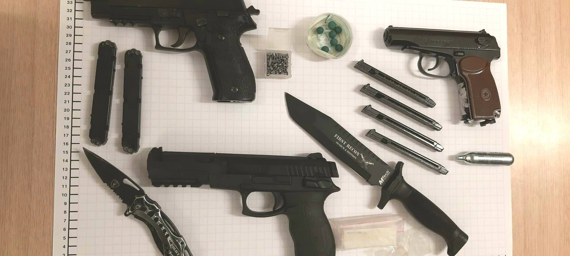 Spaziergänger mit Waffen im Rucksack