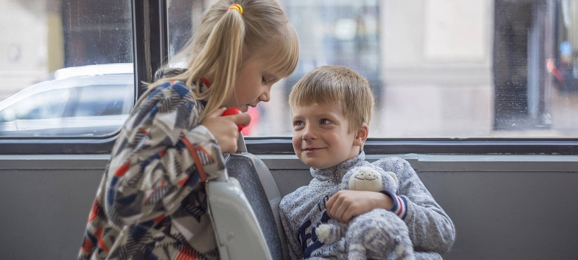 Neue AVV-Kinder-Broschüren zum Bus- und Bahnfahren