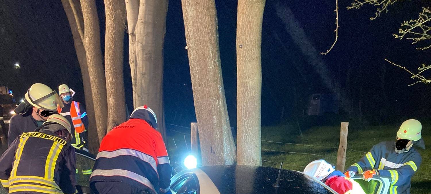 Simmeratherin nach Kollision mit Baum in Lebensgefahr