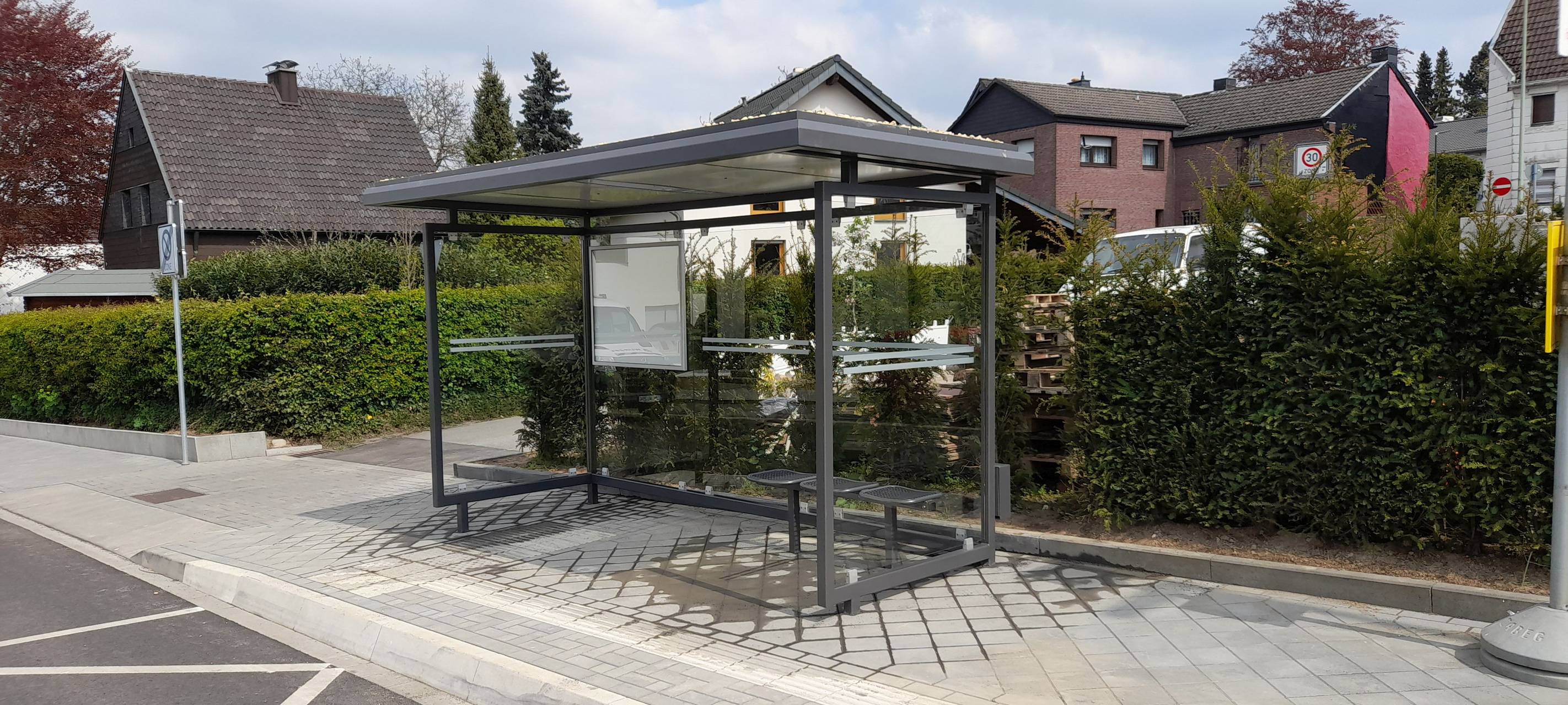 Stolberg: Bushaltestellen mit grünen Dächern