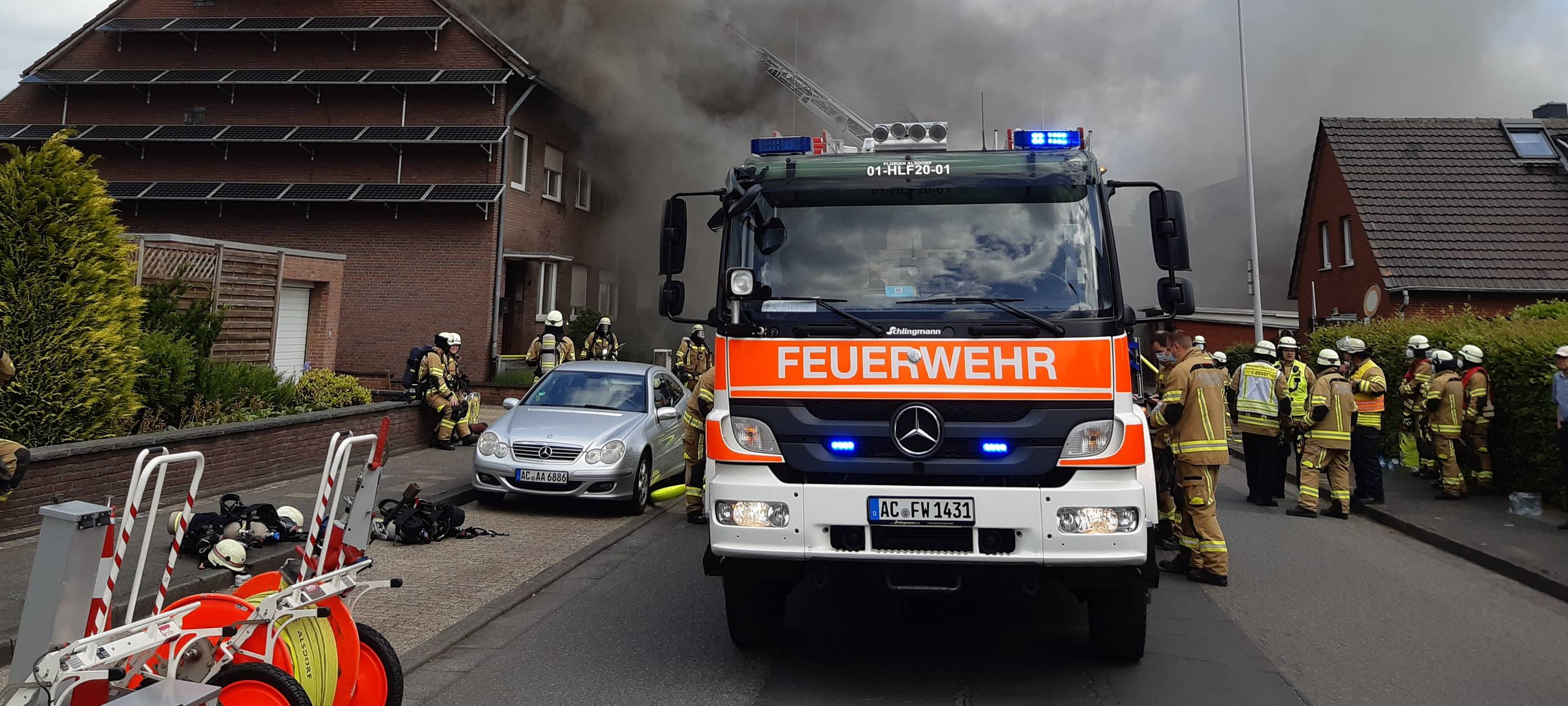 Drei Verletzte nach Dachstuhlbrand in Alsdorf
