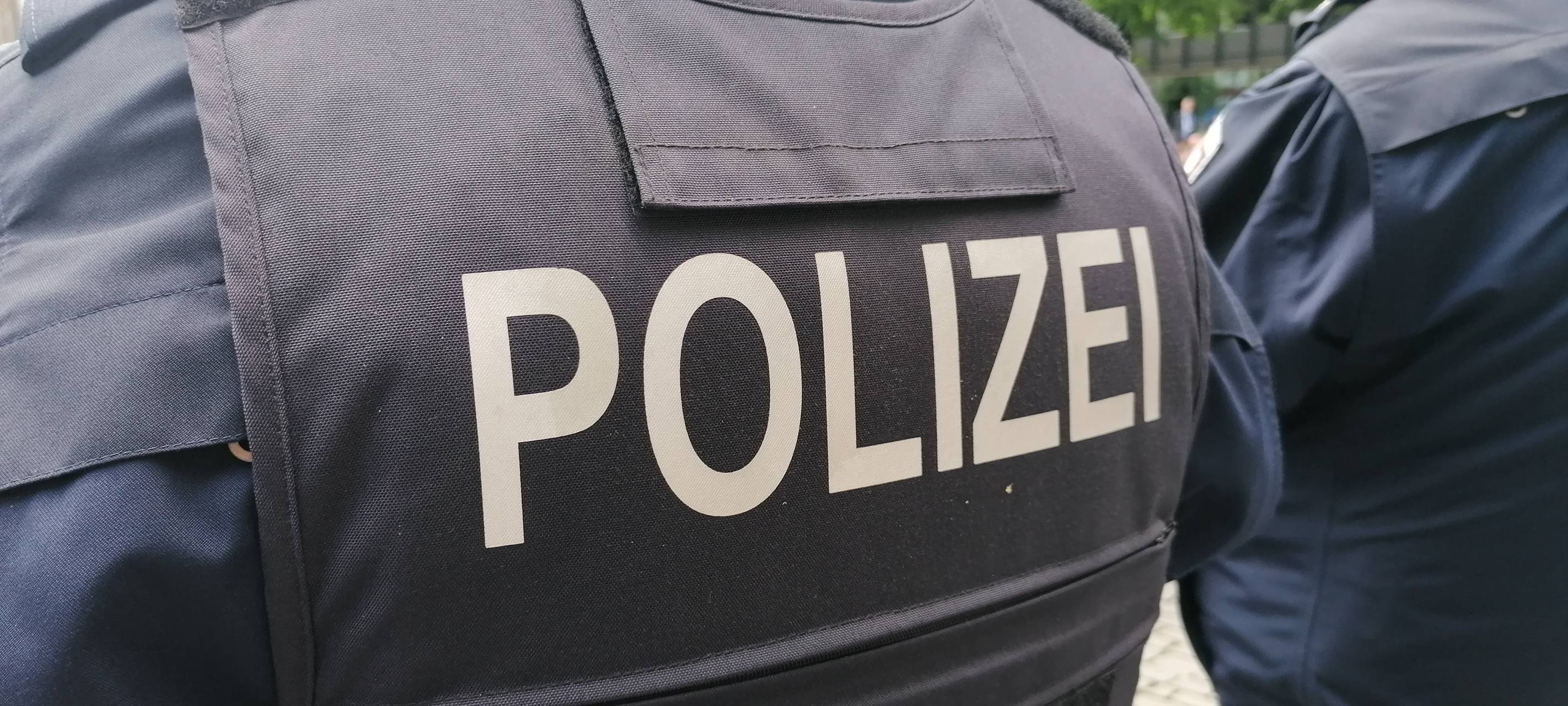 Bewaffneter Raubüberfall auf Schuhgeschäft