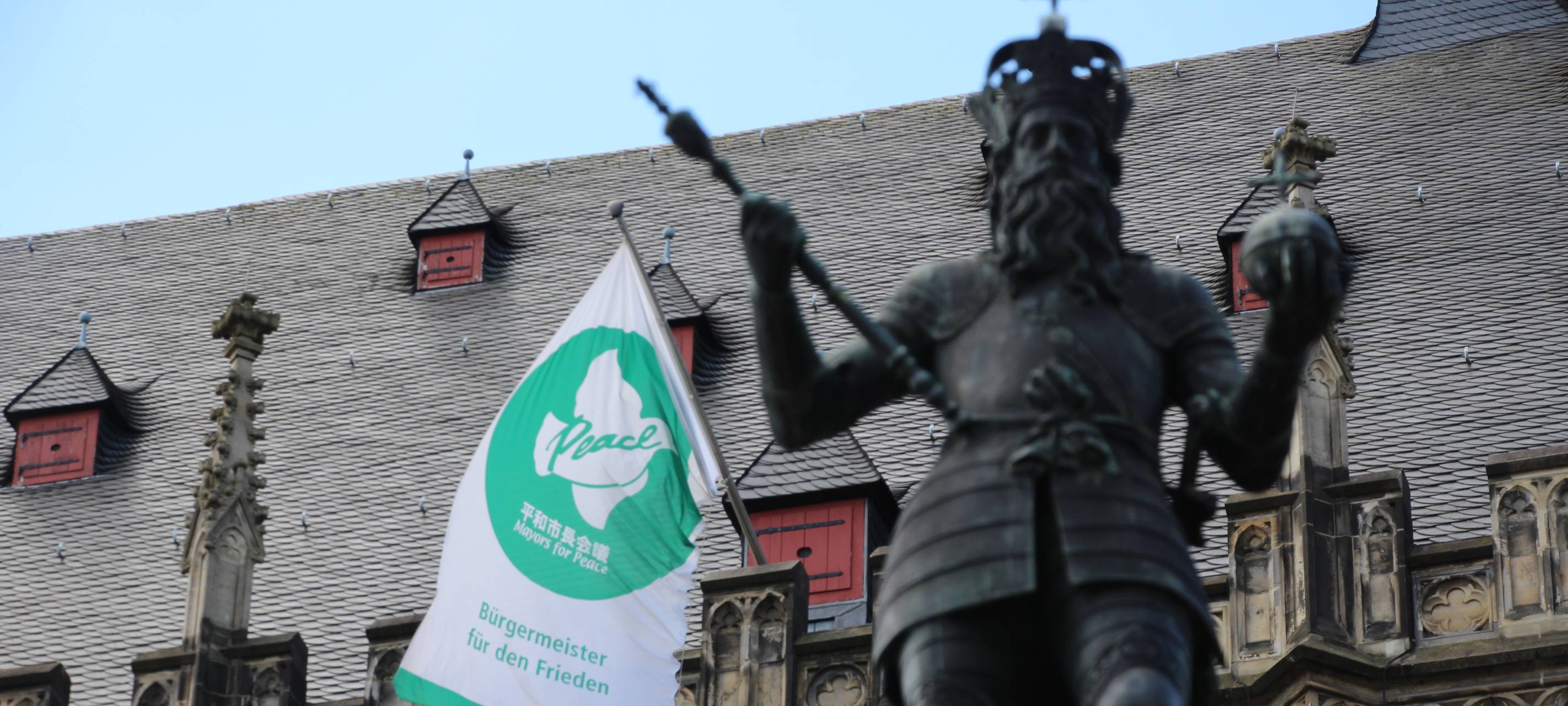"Mayors for Peace"-Flagge wieder am Aachener Rathaus