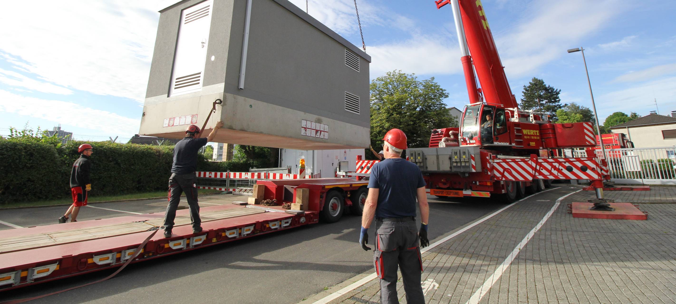 Anlieferung des Trafos in der Lombardenstraße