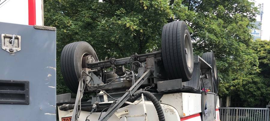 Heizöltanklaster umgekippt - Straße gesperrt