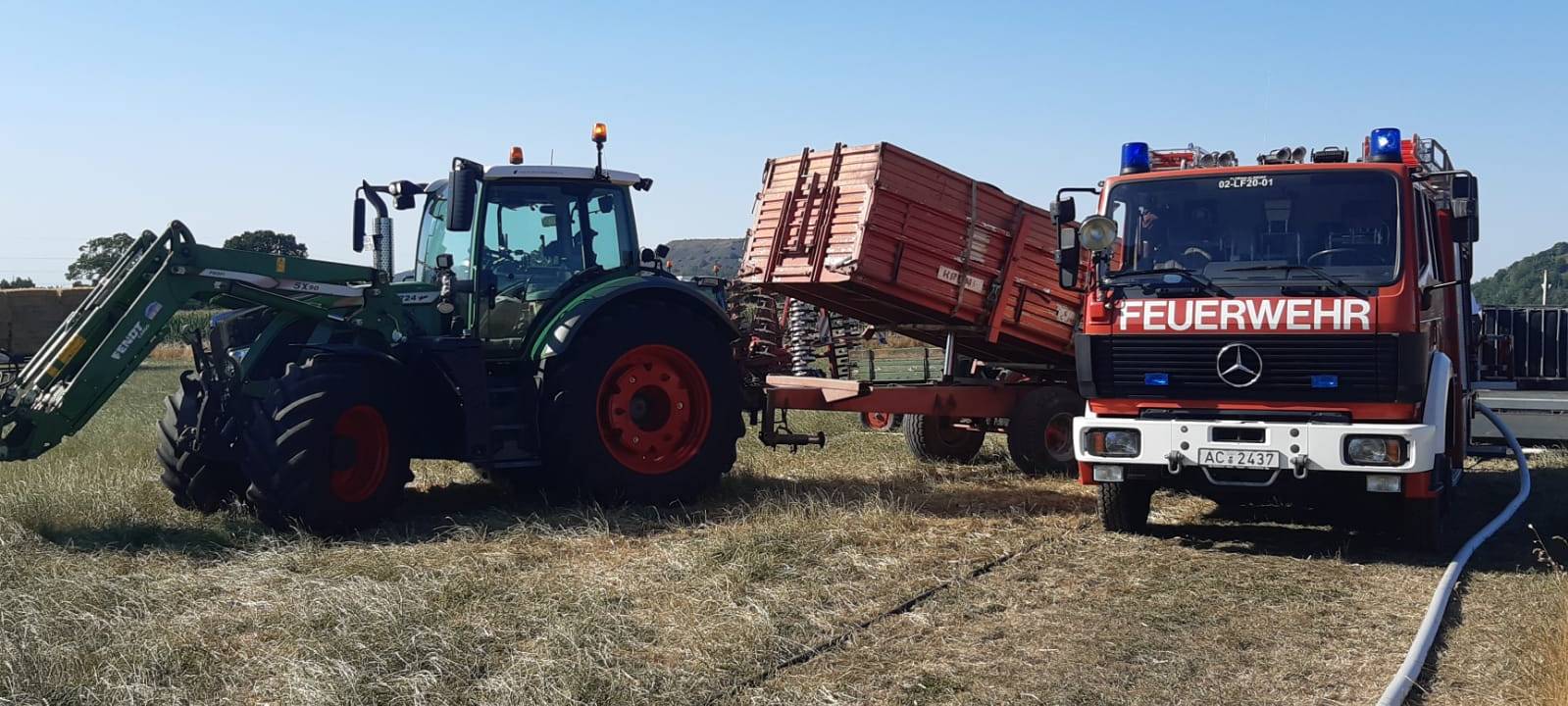 2,5 Hektar Feld brennen bei Alsdorf ab