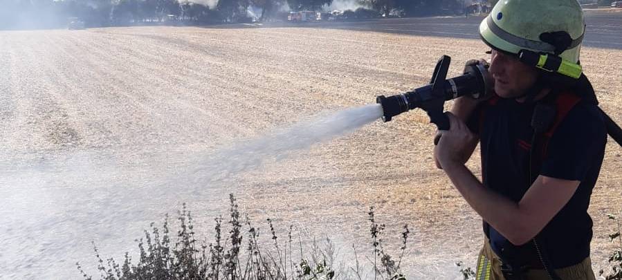2,5 Hektar Feld brennen bei Alsdorf ab