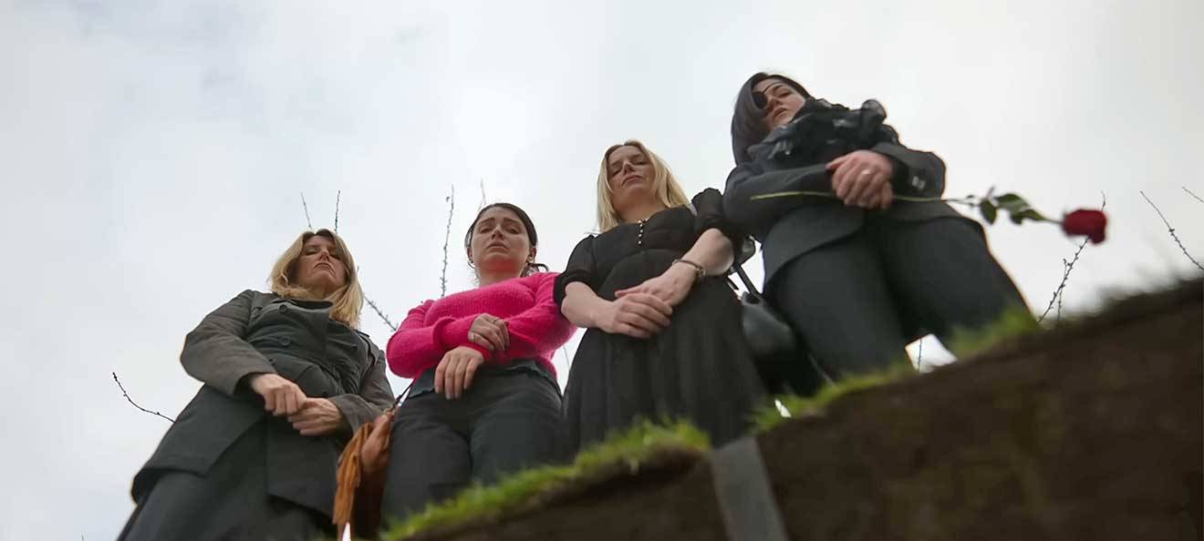 Die Schwestern auf dem Friedhof.