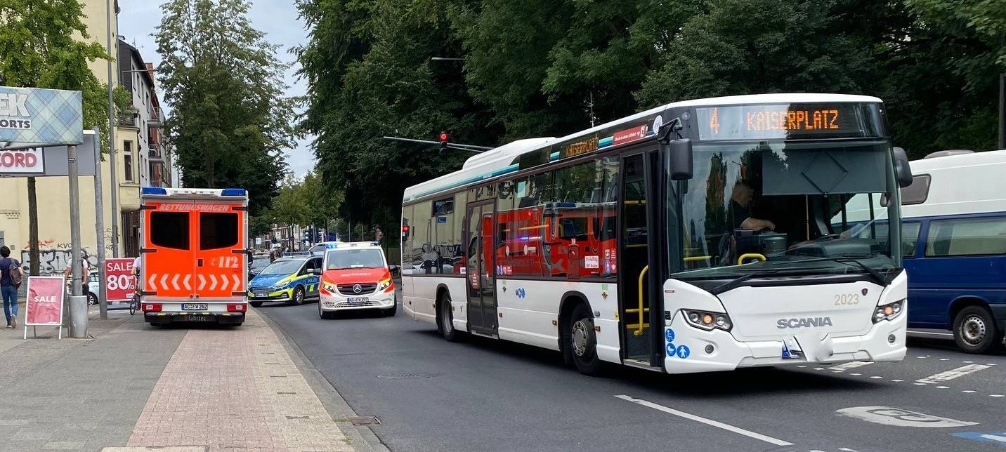Zweijähriges Mädchen von Bus schwer verletzt