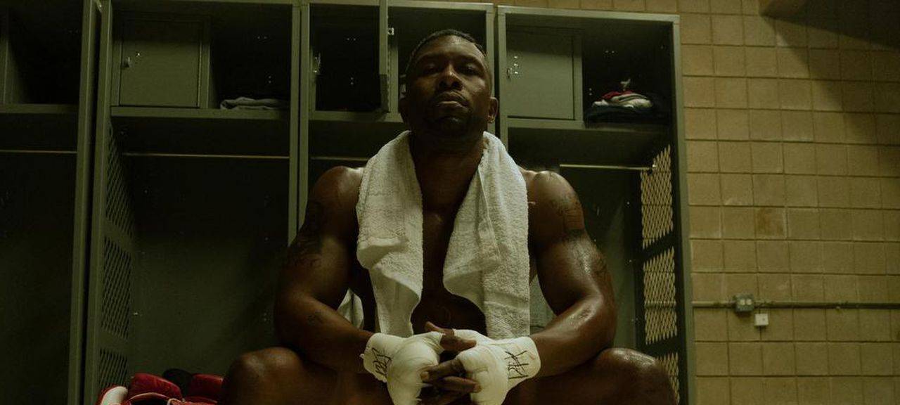 Mike in der Umkleide.