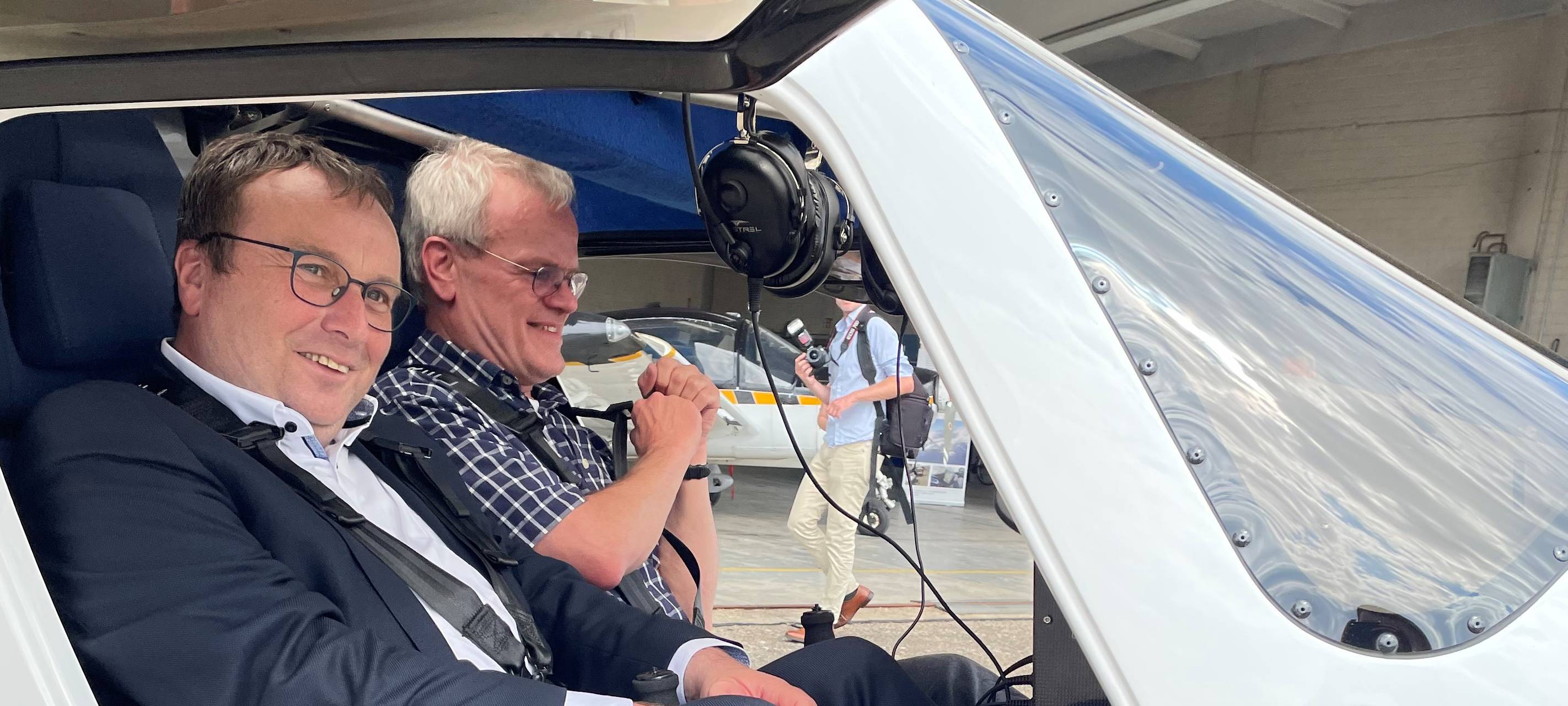 NRW-Verkehrsminister lobt Pilotenausbildung mit E-Flugzeugen