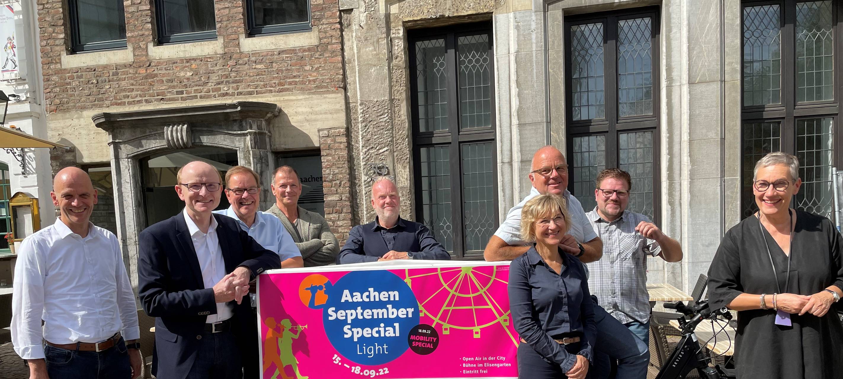 Aachen September Special Light mit Bühne und Riesenrad