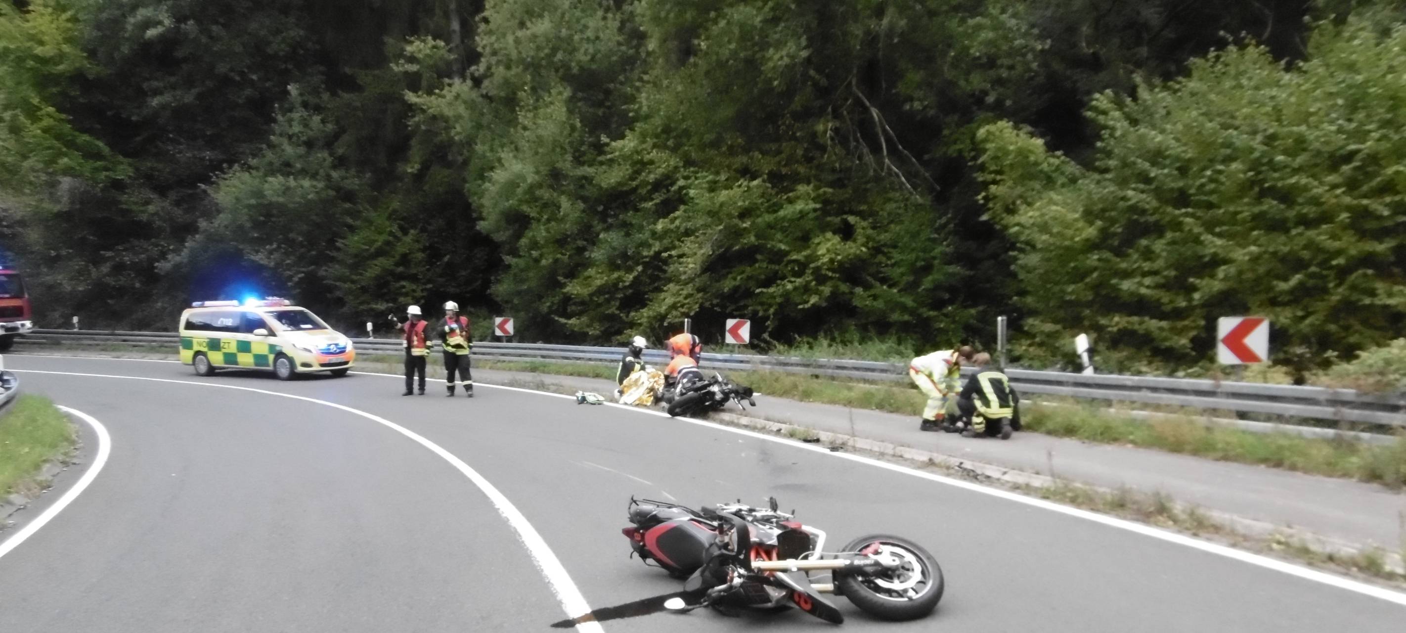 Zwei Motorräder prallen zusammen