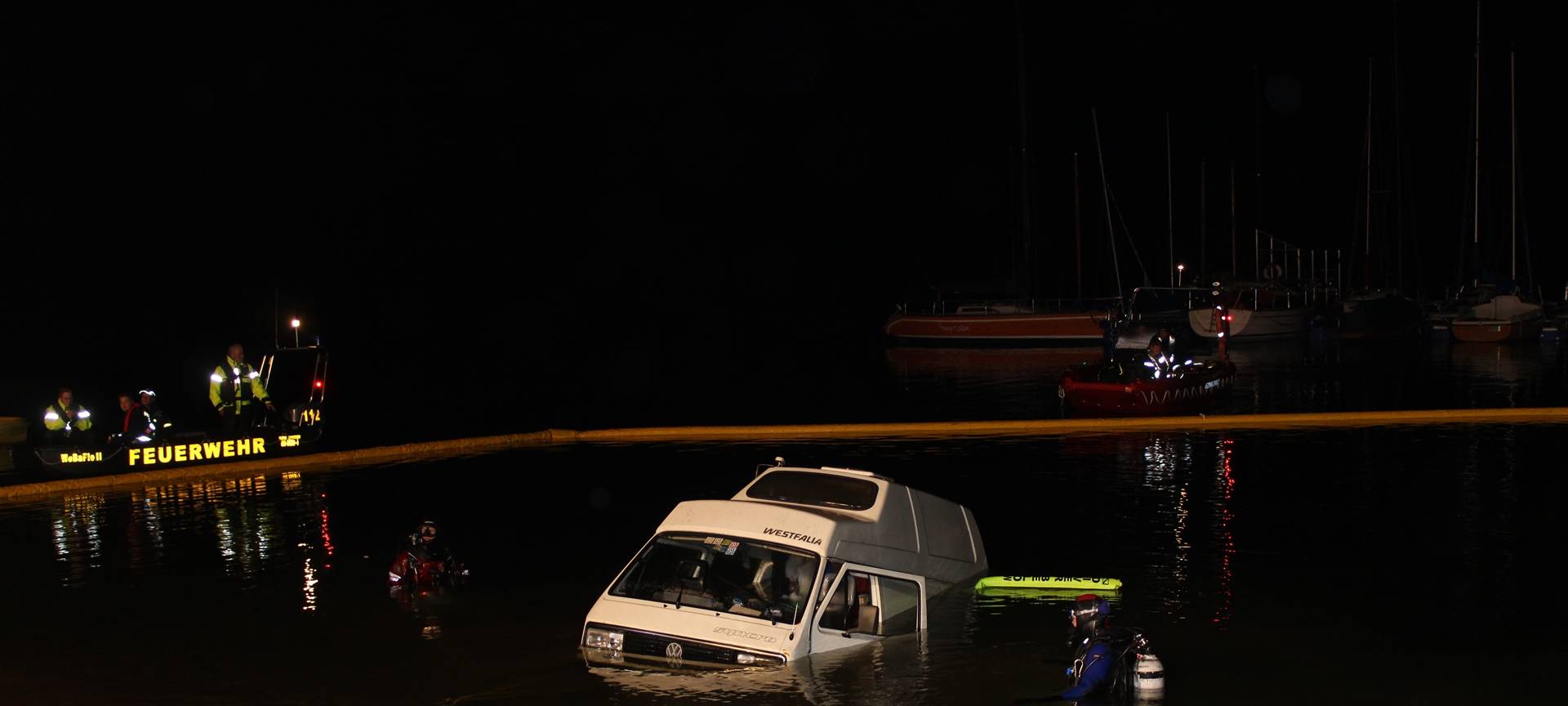 VW-Bus landet im Rursee
