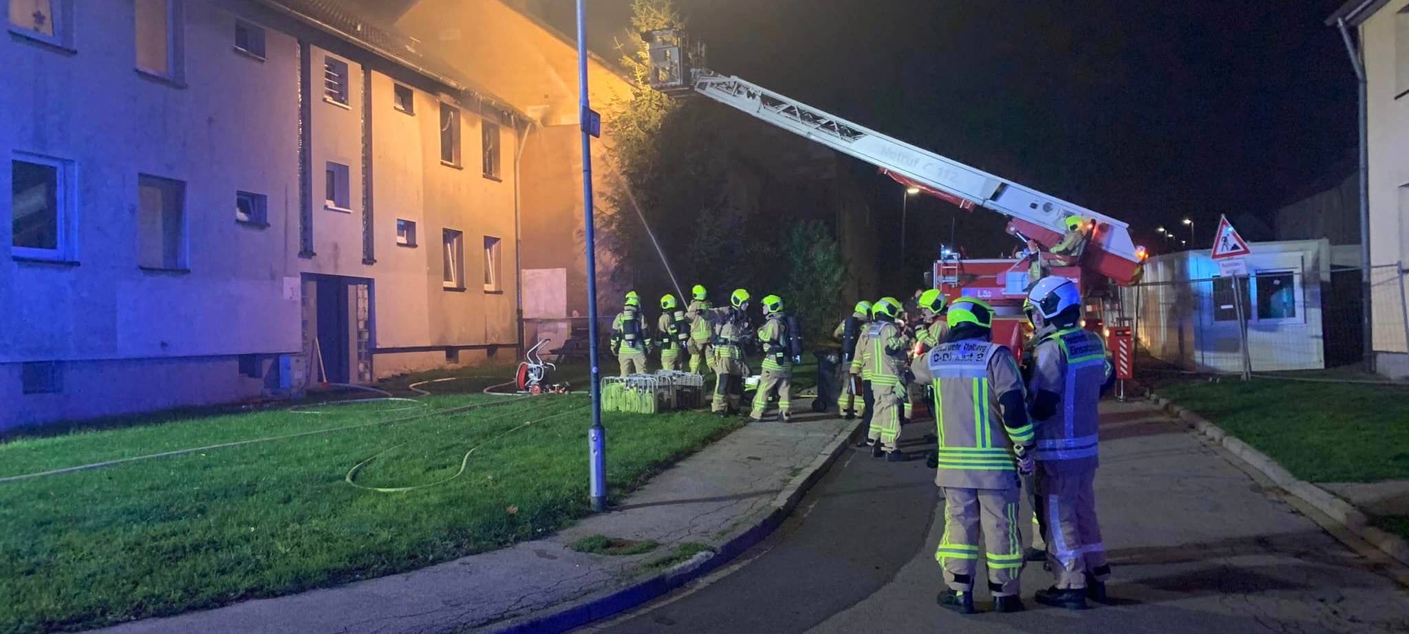 Bewohner und Polizist bei Feuer verletzt