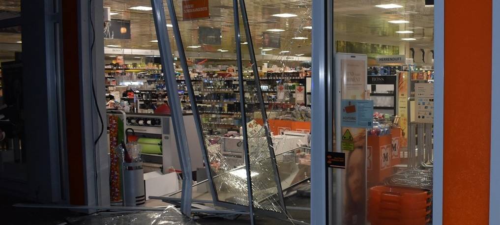 Zeugensuche nach Einbruch: Täter fahren durch Ladentür