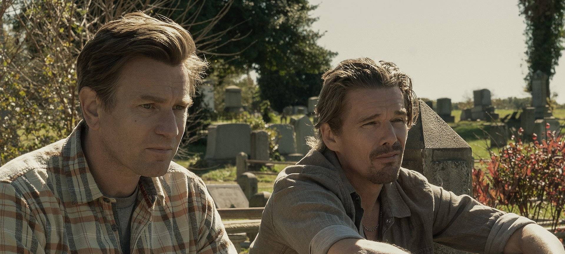 Ray und Raymond auf dem Friedhof.