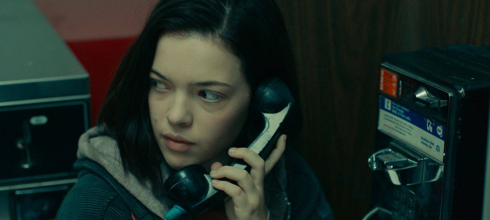 Dina in der Telefonzelle.