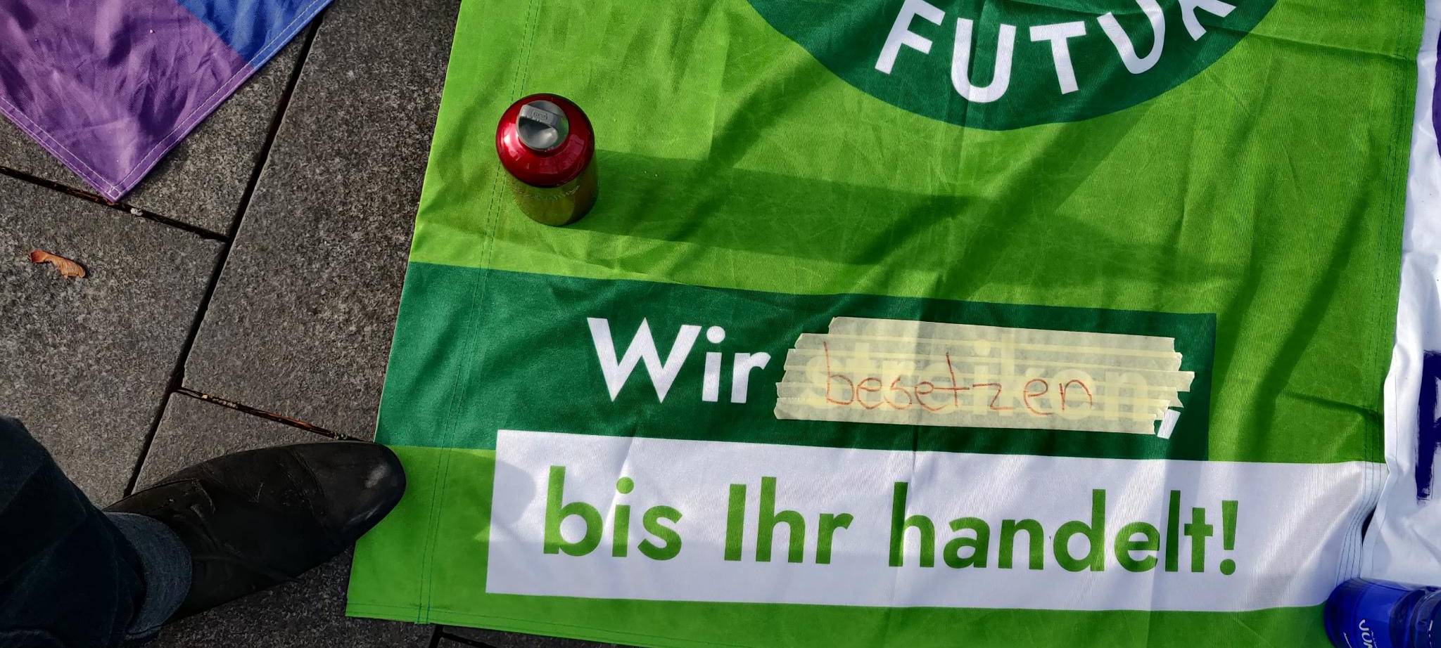 Klimaschutz-Aktivisten blockieren Bankeingang