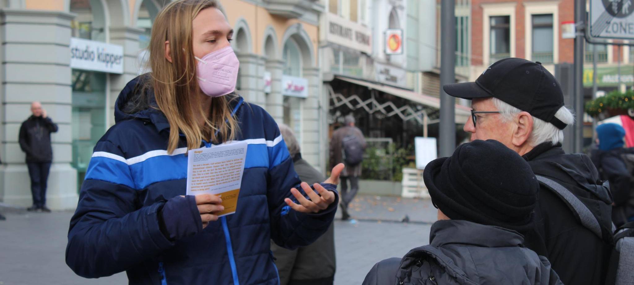 Klimaschutz-Aktivisten blockieren Bankeingang